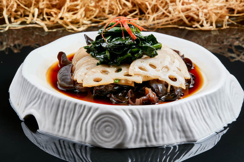 白色瓷盘装的浇汁菠菜藕片黑木耳图片