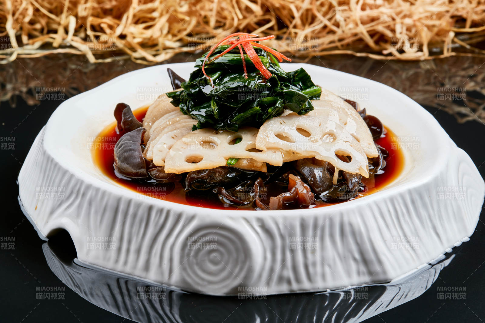 白色瓷盘装的浇汁菠菜藕片黑木耳图片