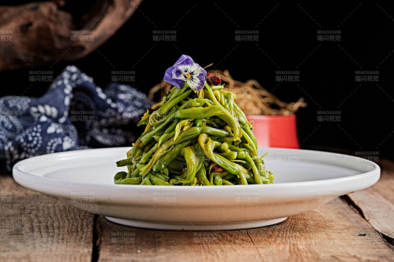 白色瓷盘装的凉拌黄花菜图片