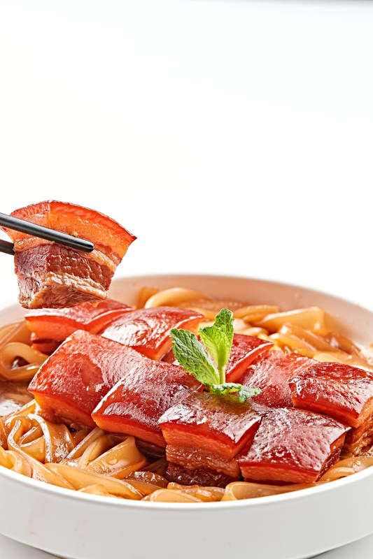 白色瓷盘装的宽粉巧炖红烧肉图片