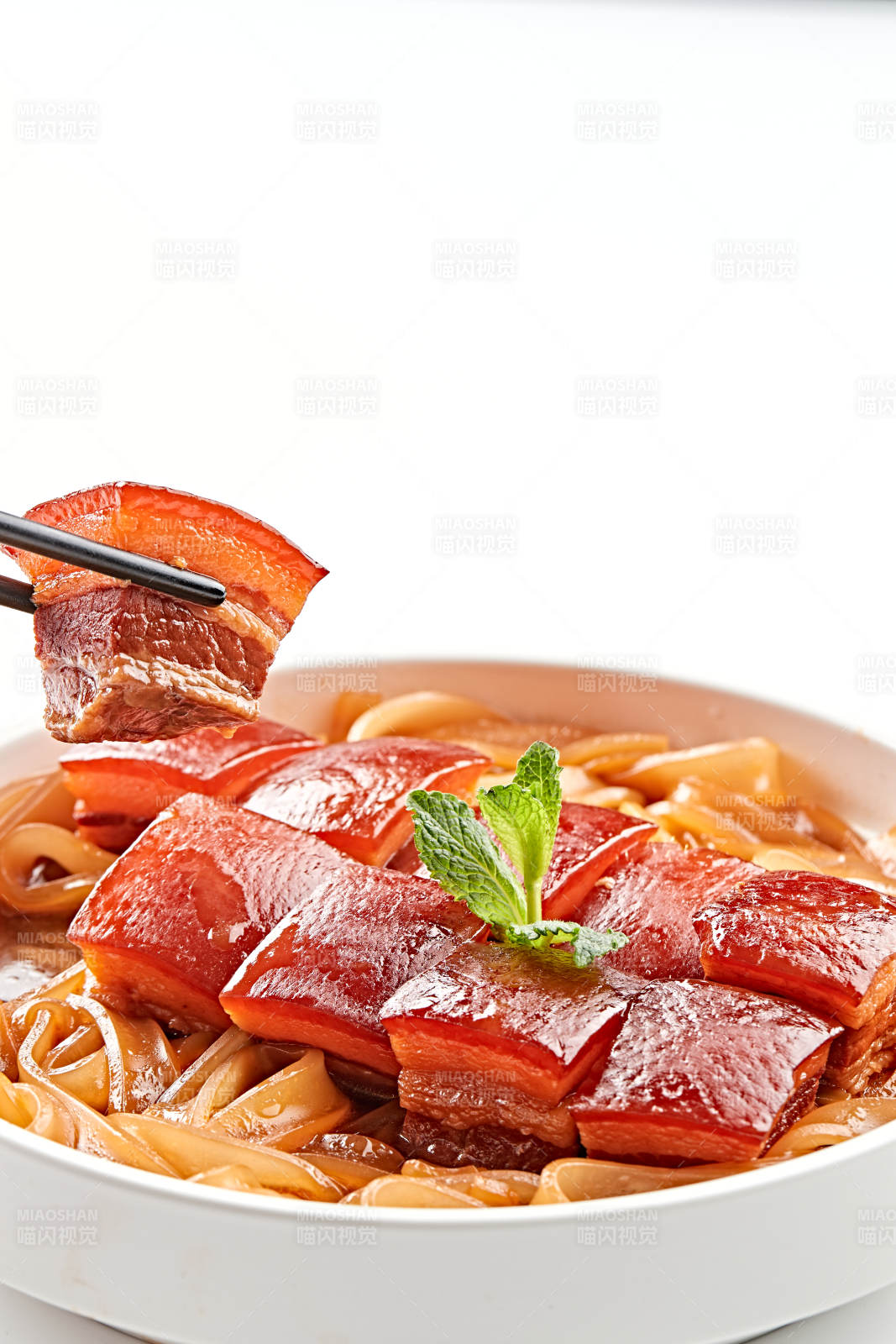 白色瓷盘装的宽粉巧炖红烧肉图片