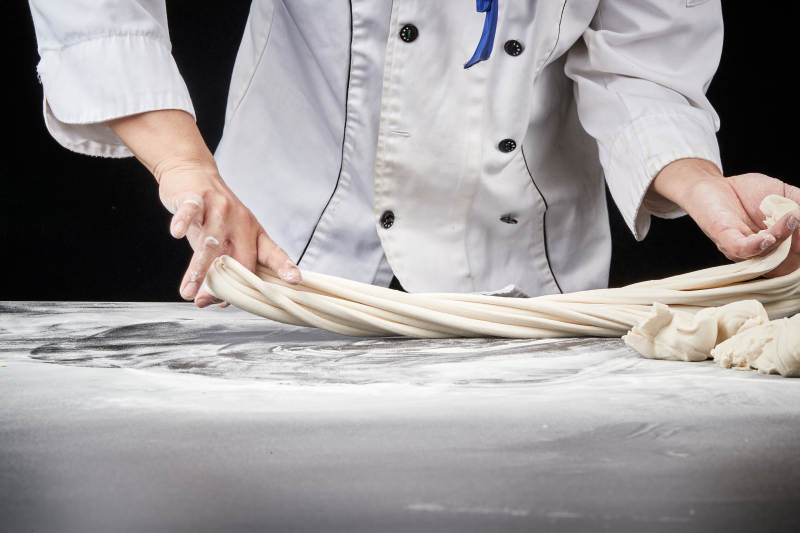 技艺精湛的拉面师在展示拉面制作图片