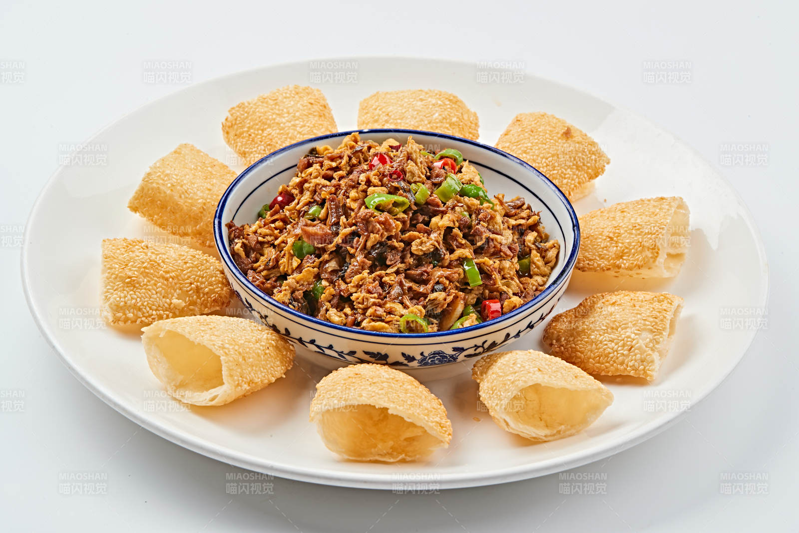 青花瓷盘装的尖椒木须肉沫口袋饼肉夹馍图片