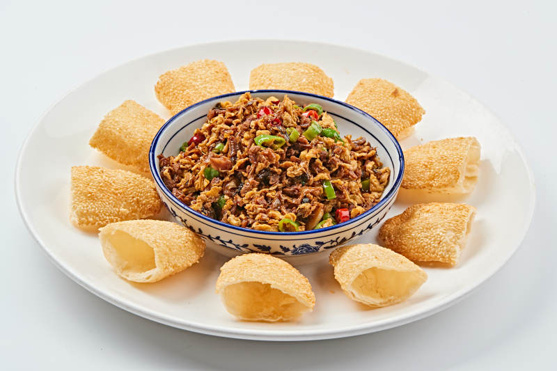 青花瓷盘装的尖椒木须肉沫口袋饼肉夹馍图片