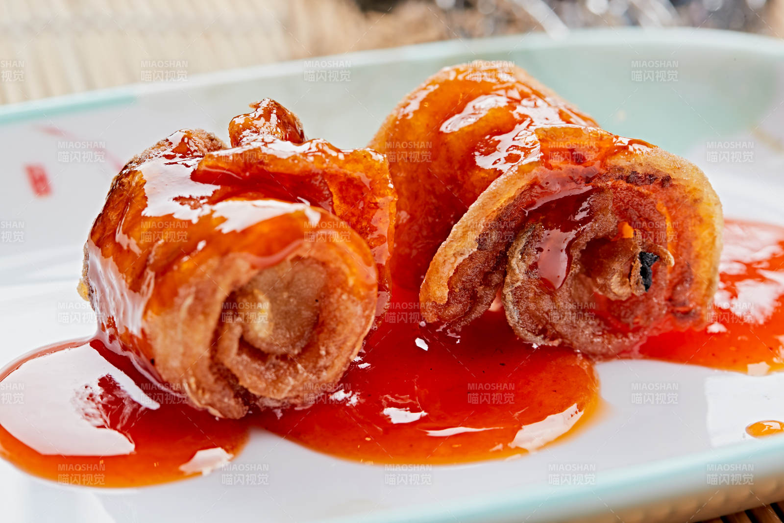 浇汁带鱼肉泥卷配油炸带鱼骨图片