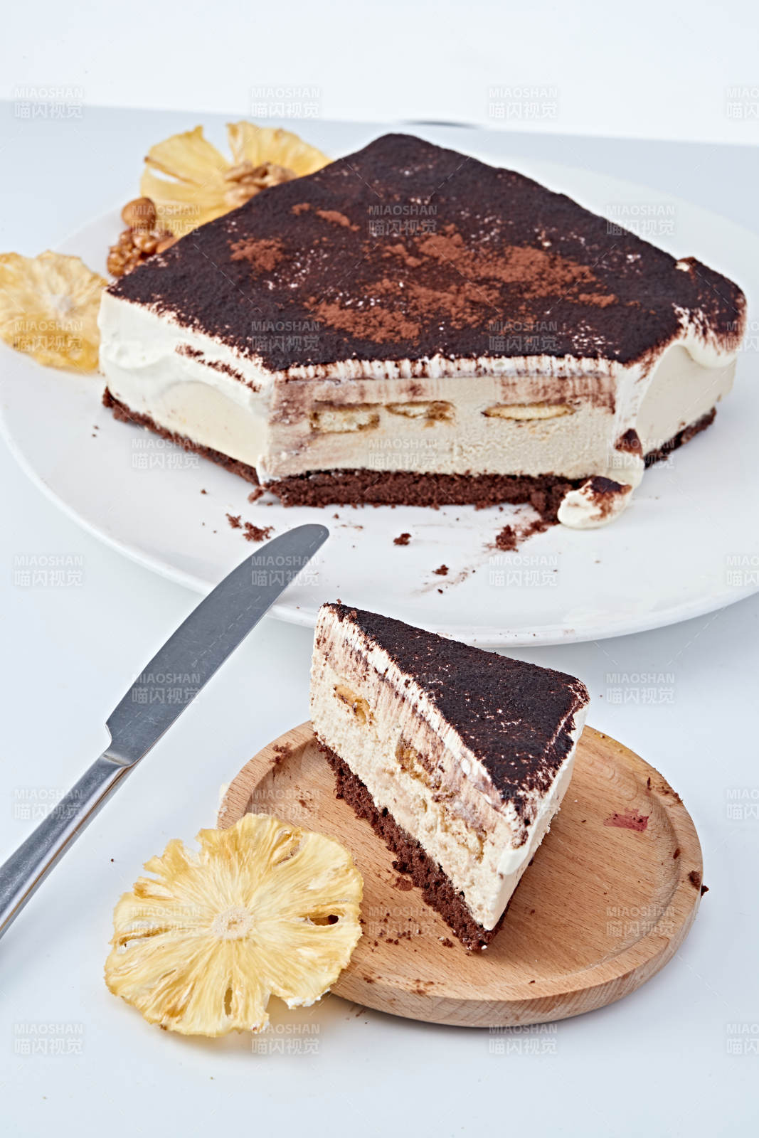 可可粉撒粉鲜奶酪黑森林蛋糕图片