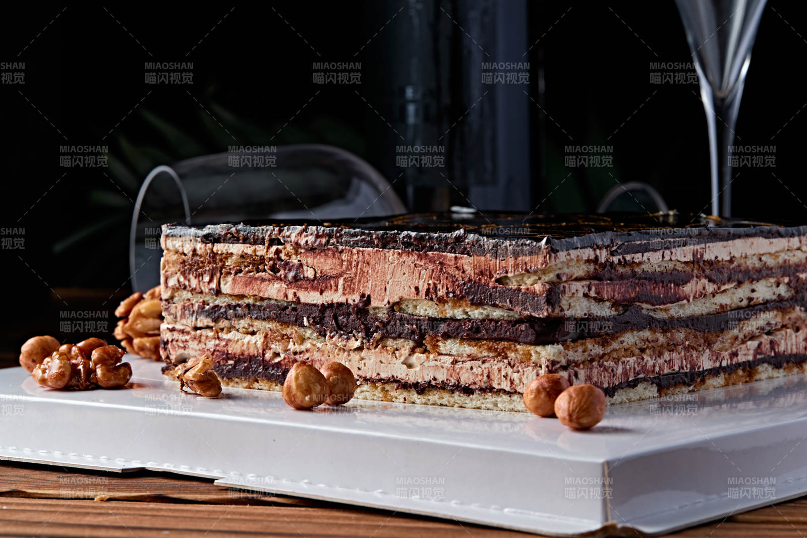 比利黑巧克力鲜奶慕斯杏仁蛋糕图片