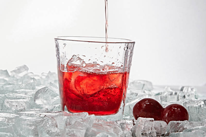 布满冰块的酒杯中的清凉桃子味预调酒图片