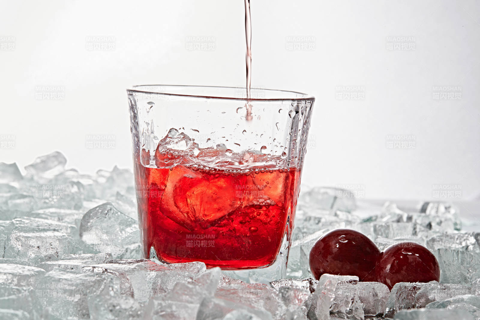 布满冰块的酒杯中的清凉桃子味预调酒图片