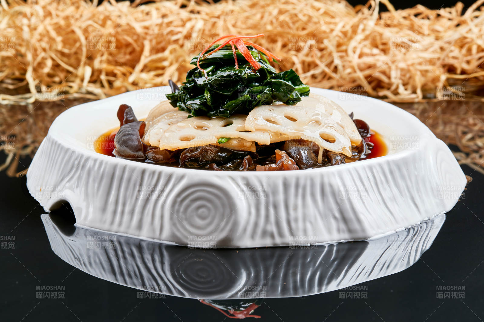白色瓷盘装的浇汁菠菜藕片黑木耳图片