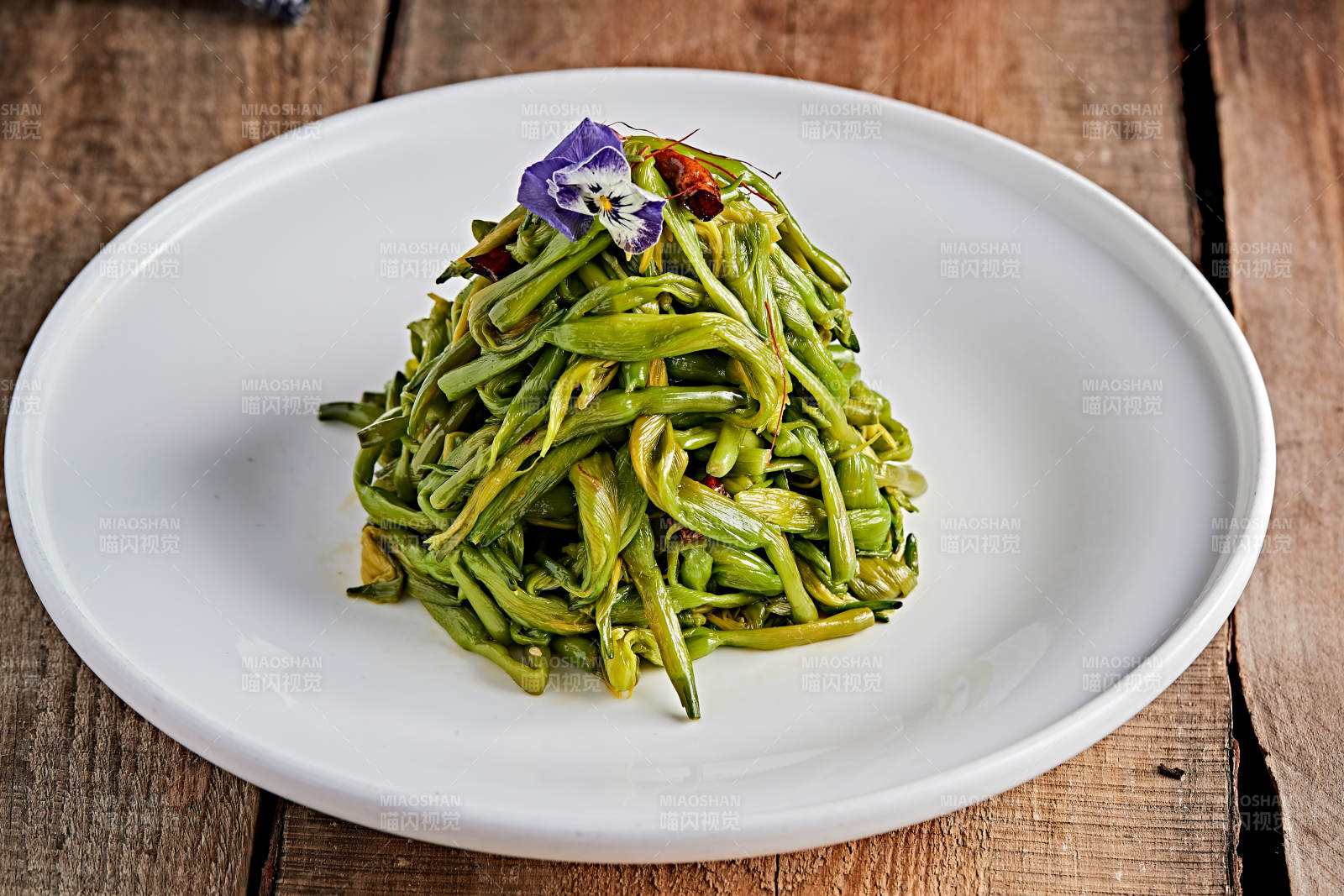 白色瓷盘装的凉拌黄花菜图片