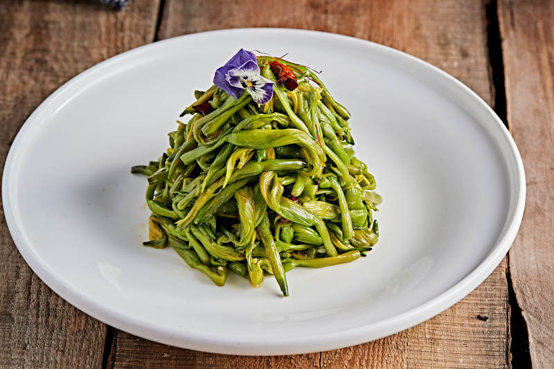 白色瓷盘装的凉拌黄花菜图片