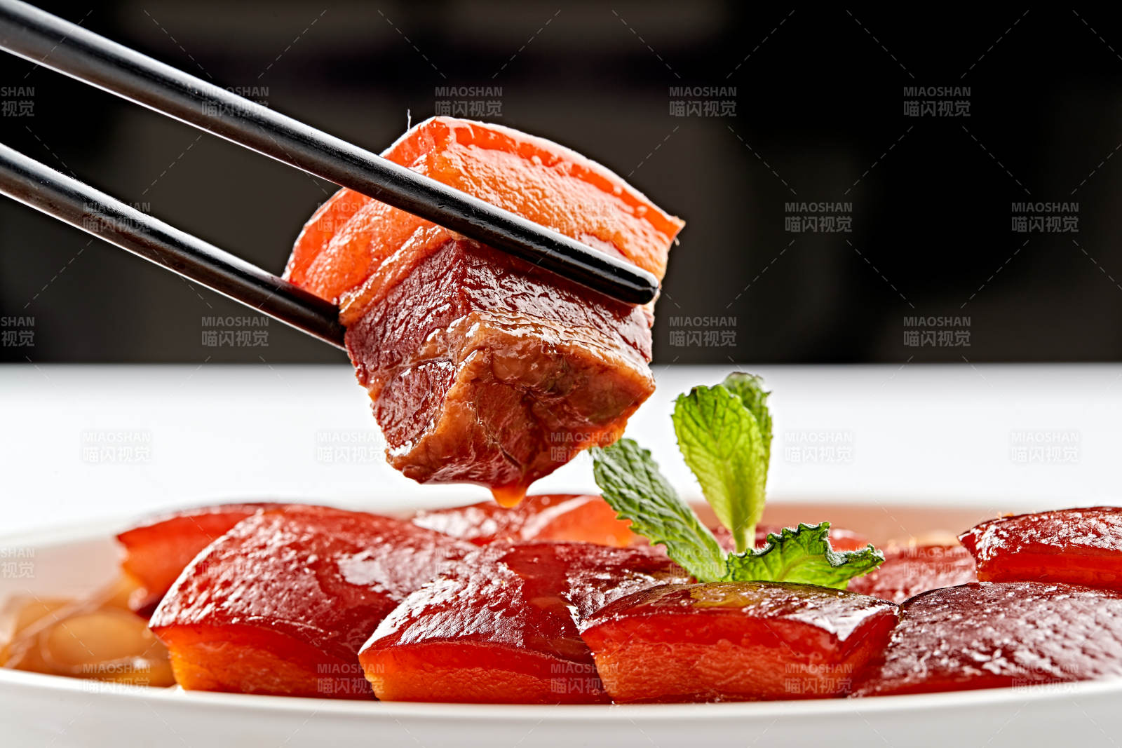 白色瓷盘装的宽粉巧炖红烧肉图片