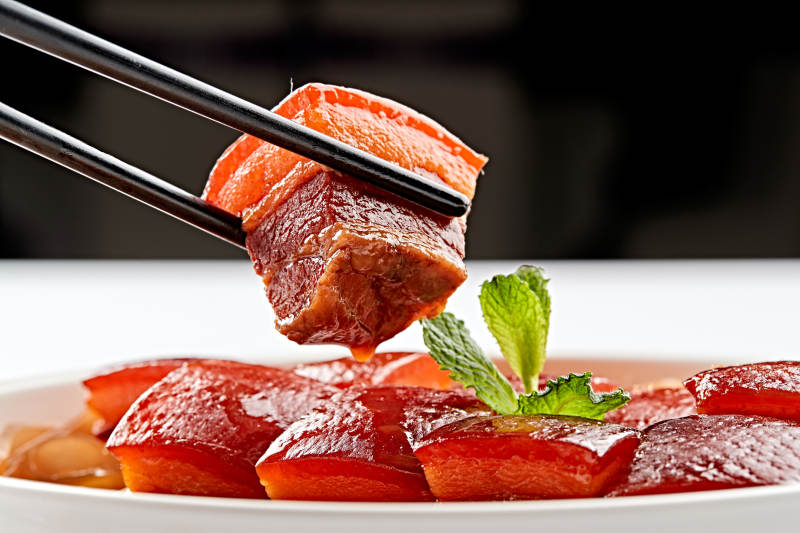 白色瓷盘装的宽粉巧炖红烧肉图片