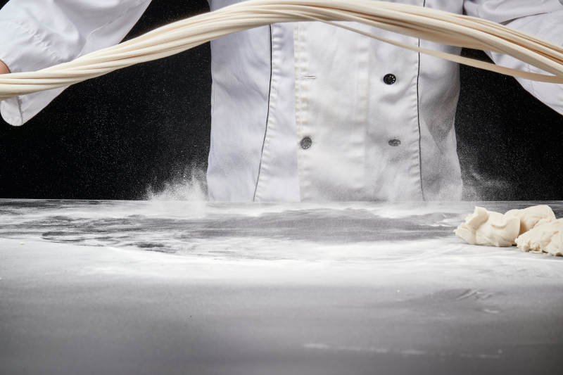 技艺精湛的拉面师在展示拉面制作图片