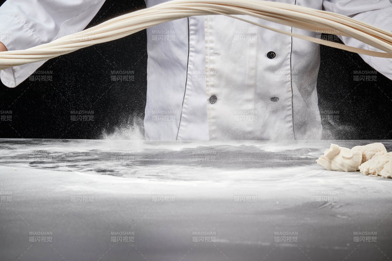 技艺精湛的拉面师在展示拉面制作图片