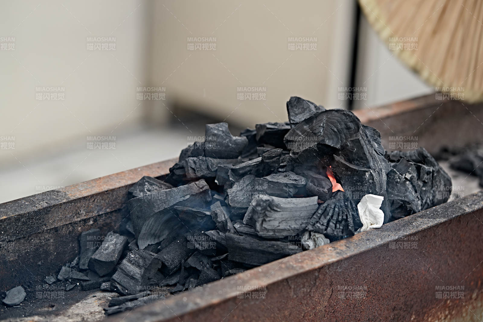 烧烤炉内燃烧的炭火图片