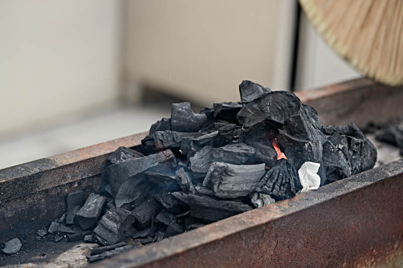 烧烤炉内燃烧的炭火图片