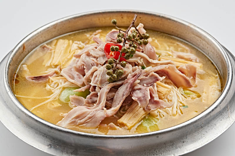 不锈钢餐具装的酸汤烩肚丝图片