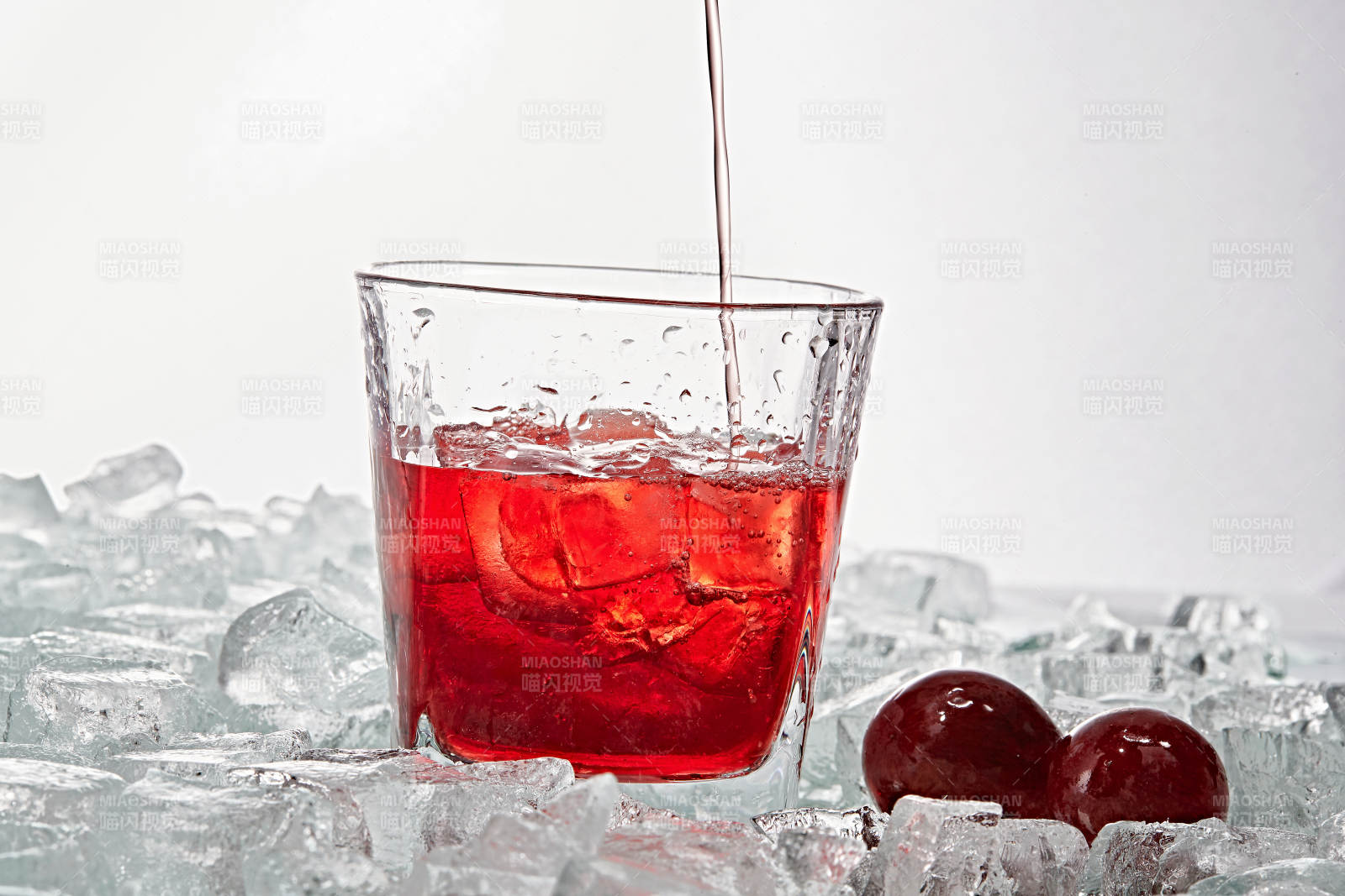 布满冰块的酒杯中的清凉桃子味预调酒图片