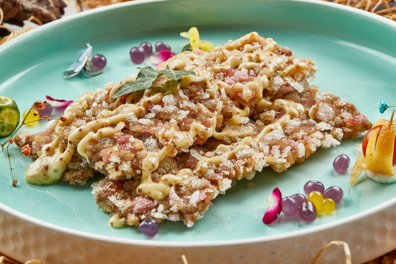 请釉瓷盘装的油炸和牛牛排配凯撒酱图片