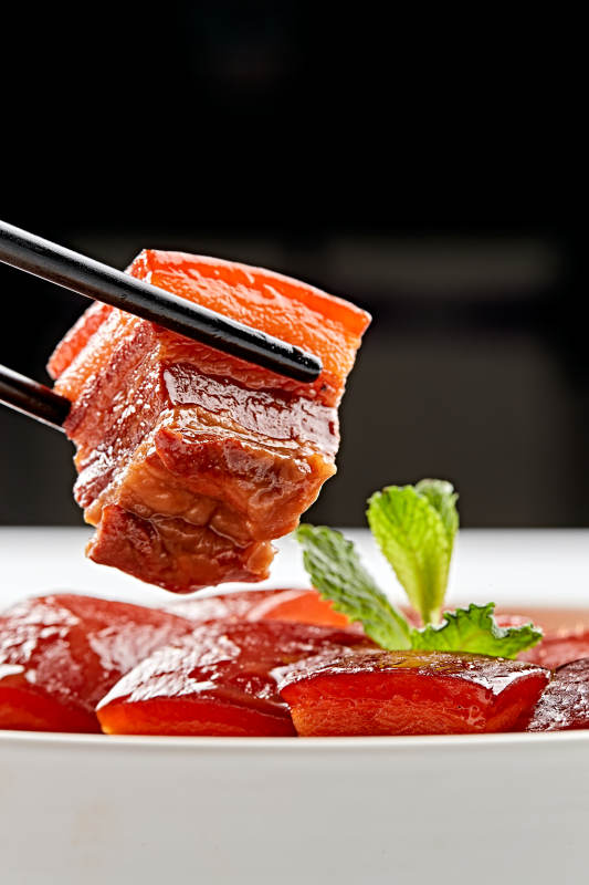 白色瓷盘装的宽粉巧炖红烧肉图片