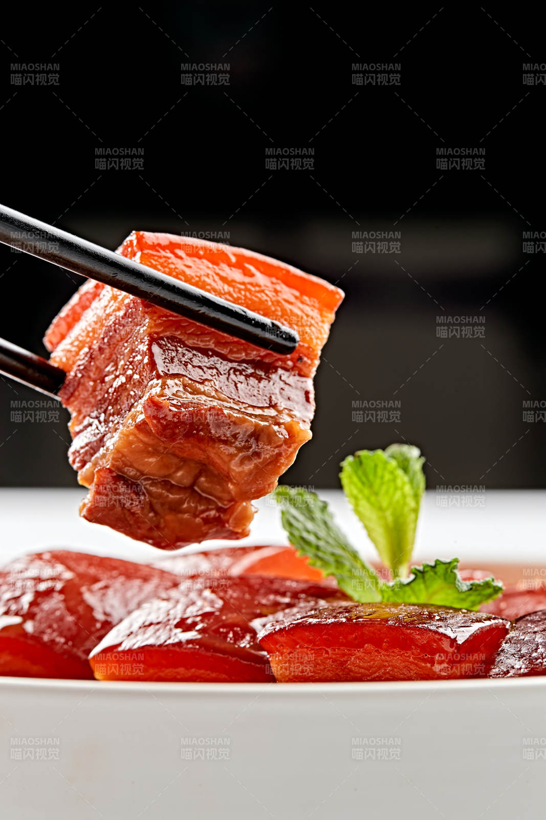 白色瓷盘装的宽粉巧炖红烧肉图片