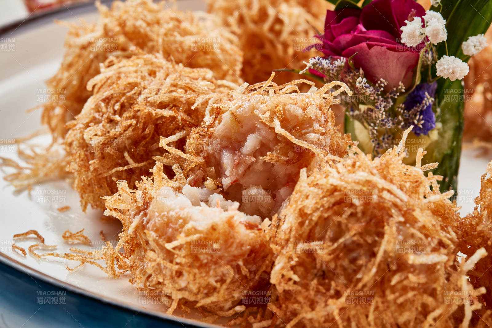 白色瓷盘装的金丝油炸大虾球图片