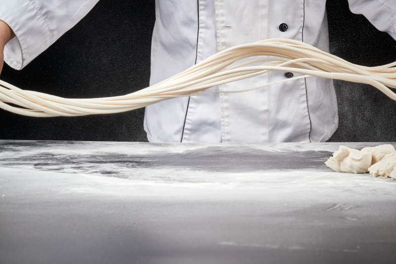 技艺精湛的拉面师在展示拉面制作图片