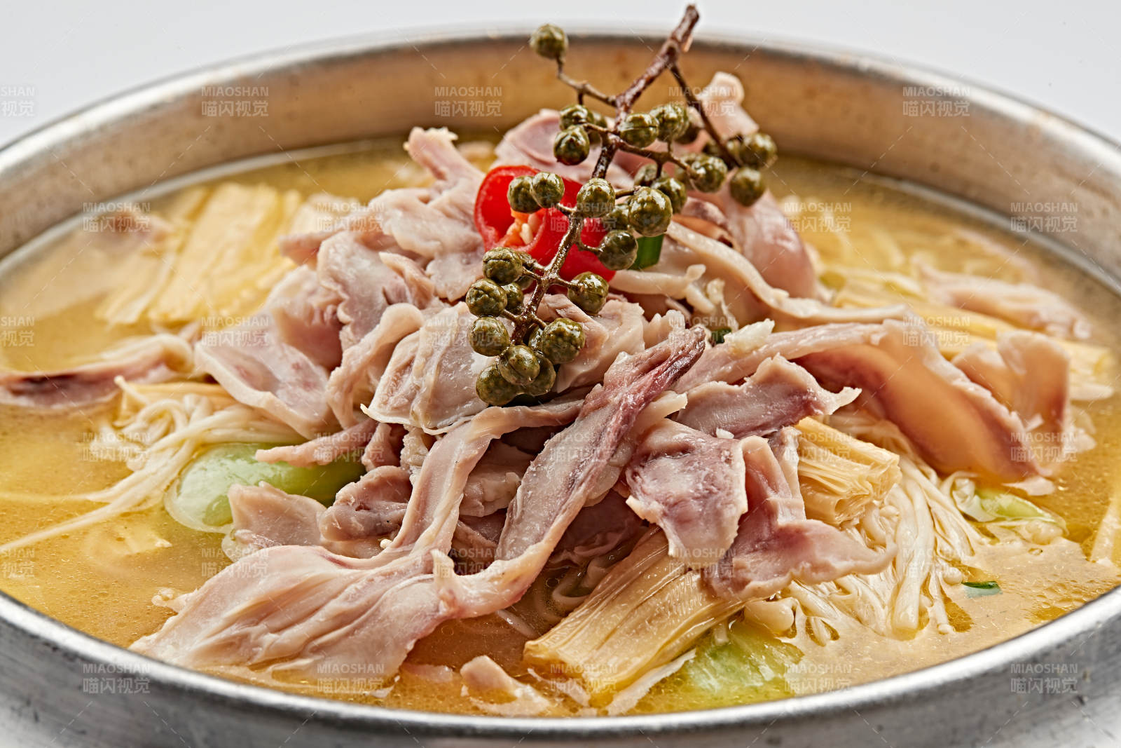 不锈钢餐具装的酸汤烩肚丝图片