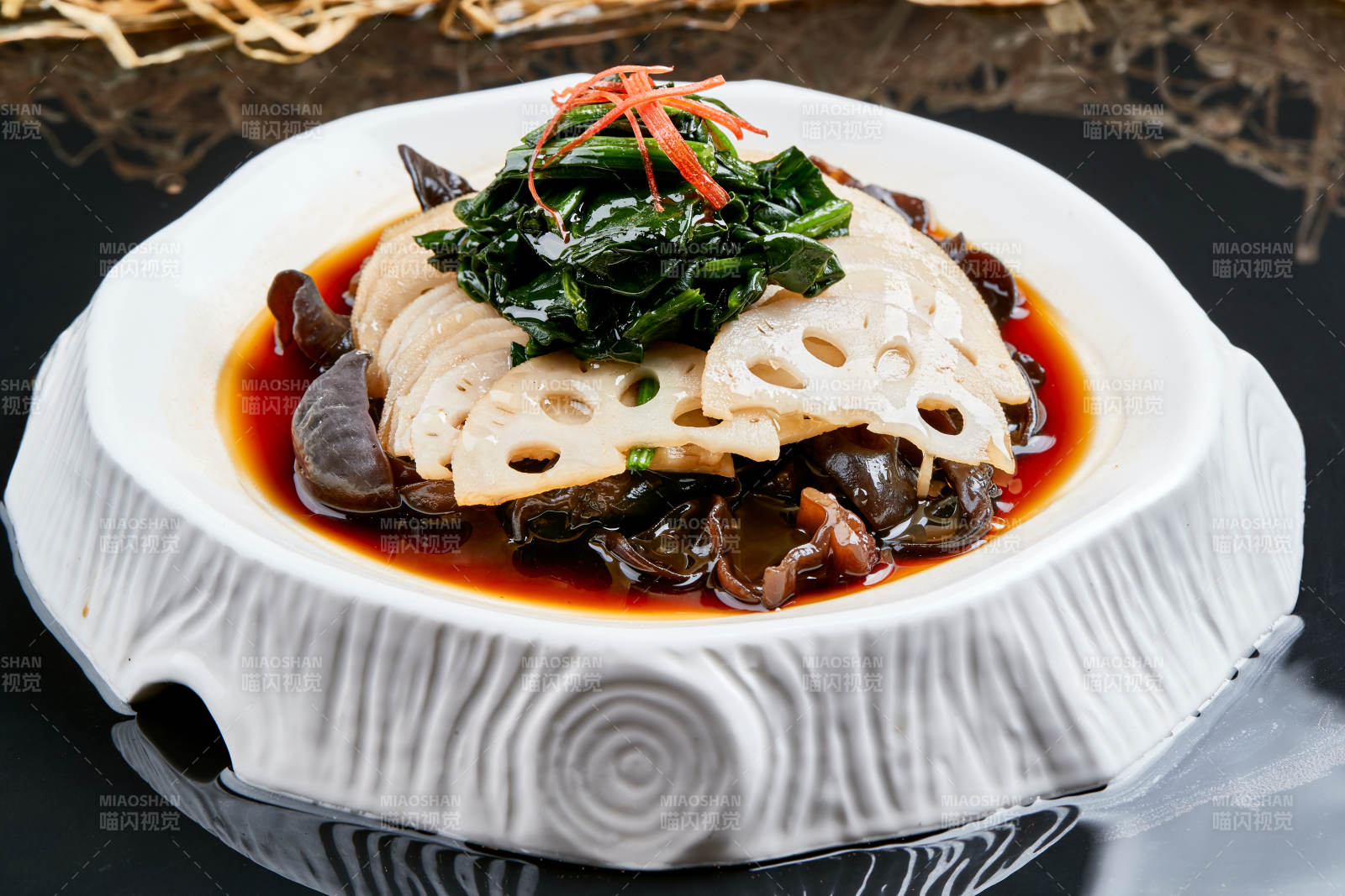 白色瓷盘装的浇汁菠菜藕片黑木耳图片