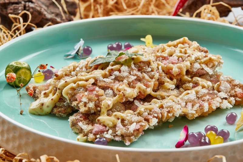 请釉瓷盘装的油炸和牛牛排配凯撒酱图片