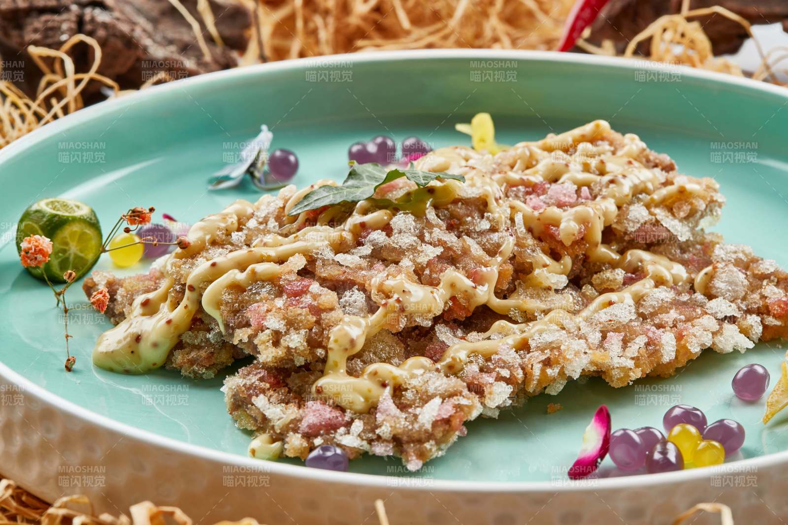 请釉瓷盘装的油炸和牛牛排配凯撒酱图片