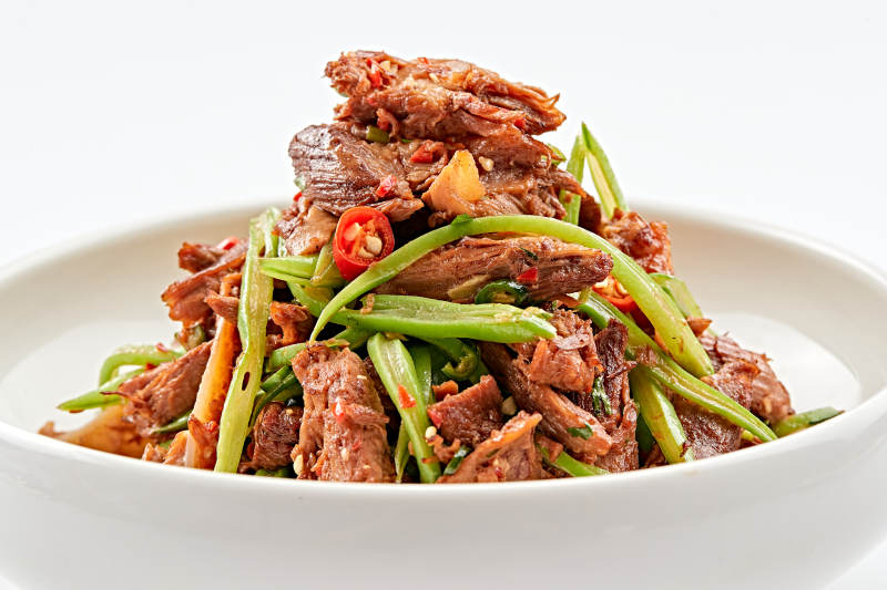 白色瓷碗装的湘味小炒黄牛肉图片