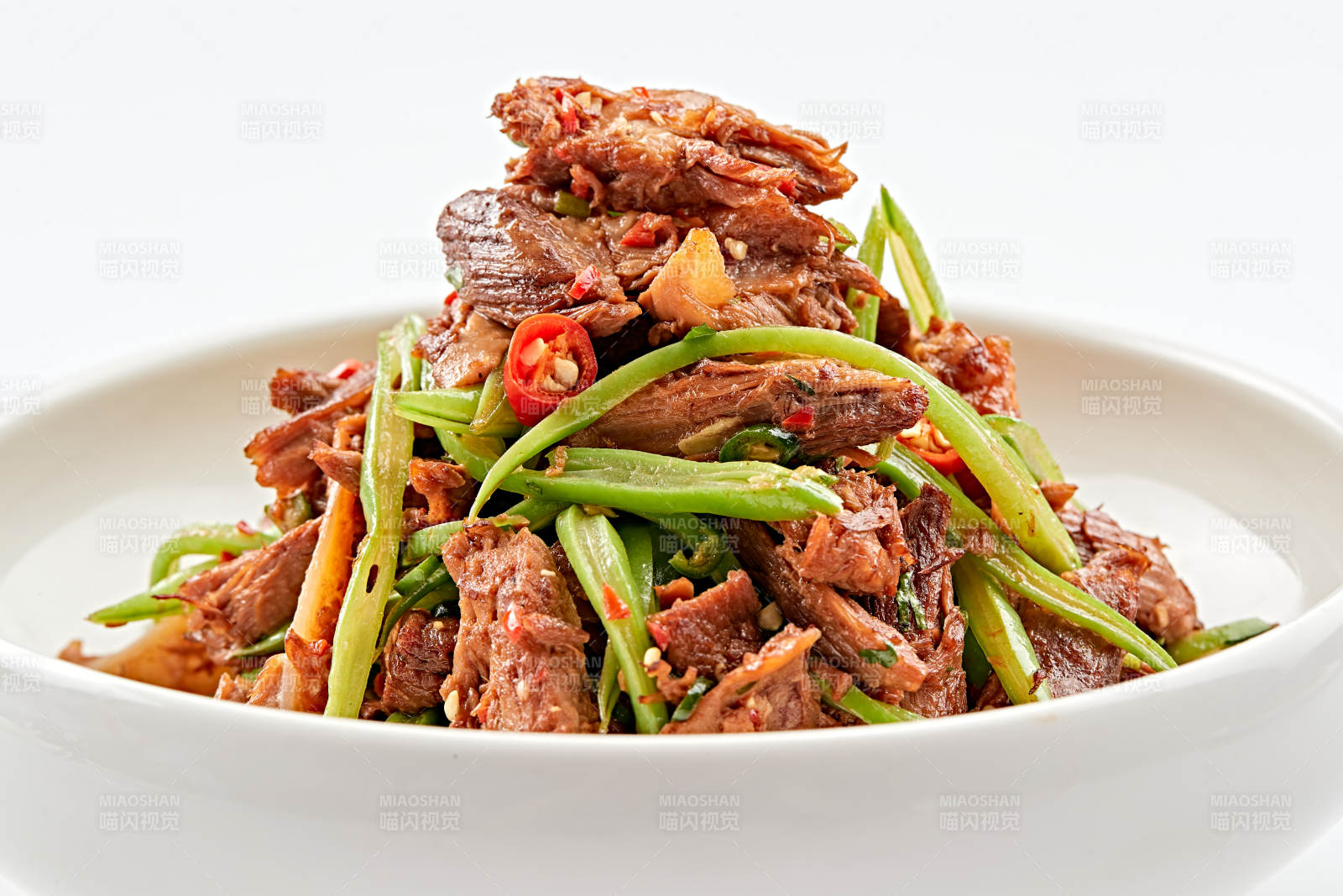 白色瓷碗装的湘味小炒黄牛肉图片