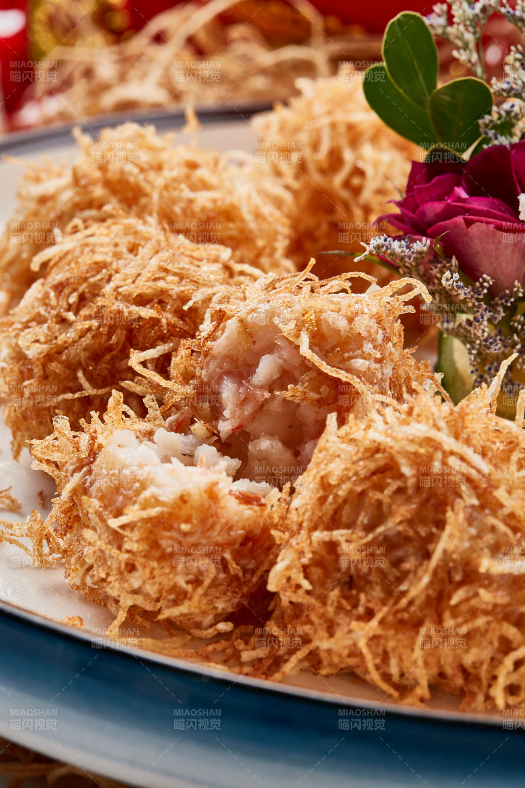 白色瓷盘装的金丝油炸大虾球图片