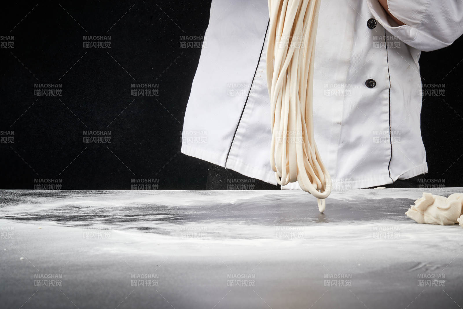 技艺精湛的拉面师在展示拉面制作图片