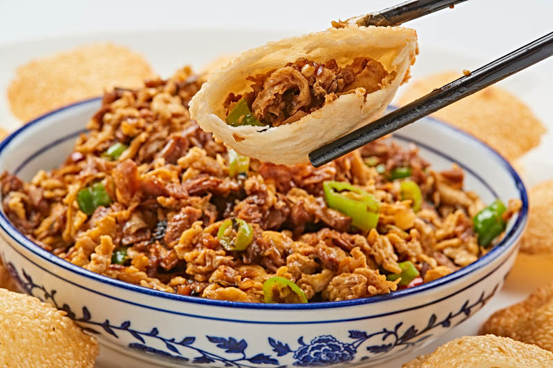 青花瓷盘装的尖椒木须肉沫口袋饼肉夹馍图片