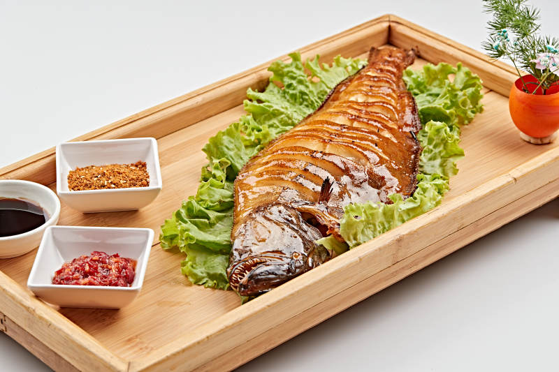 木质托盘装的炭烤鲽鱼图片