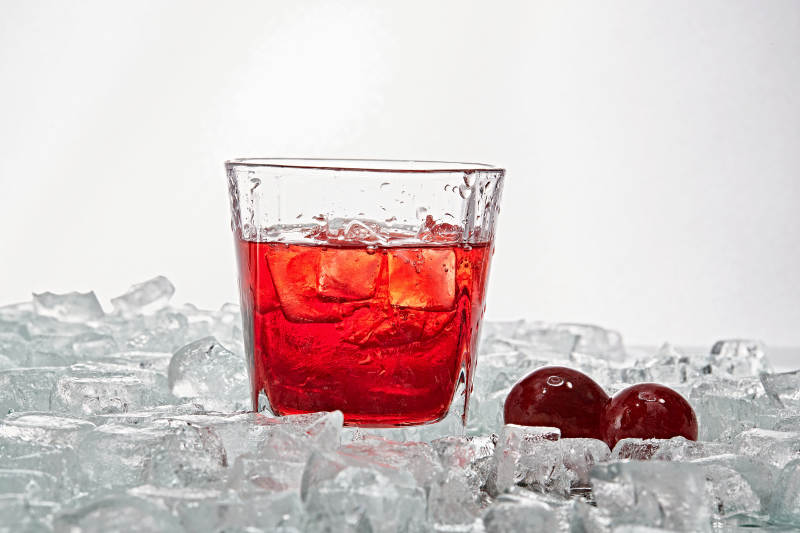 布满冰块的酒杯中的清凉桃子味预调酒图片
