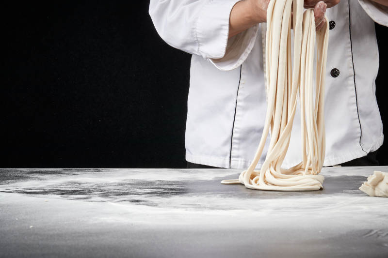 技艺精湛的拉面师在展示拉面制作图片