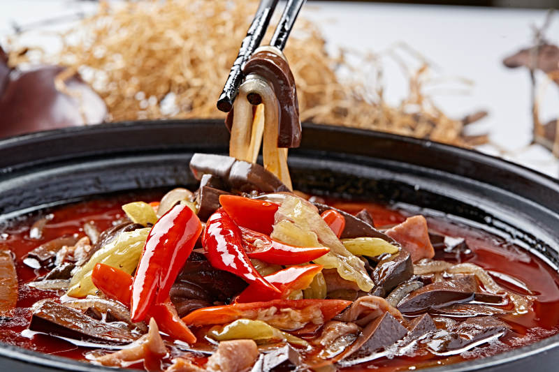 砂锅红油香辣鸭血泡椒肥肠粉丝煲图片