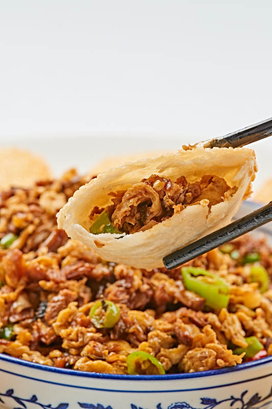 青花瓷盘装的尖椒木须肉沫口袋饼肉夹馍图片