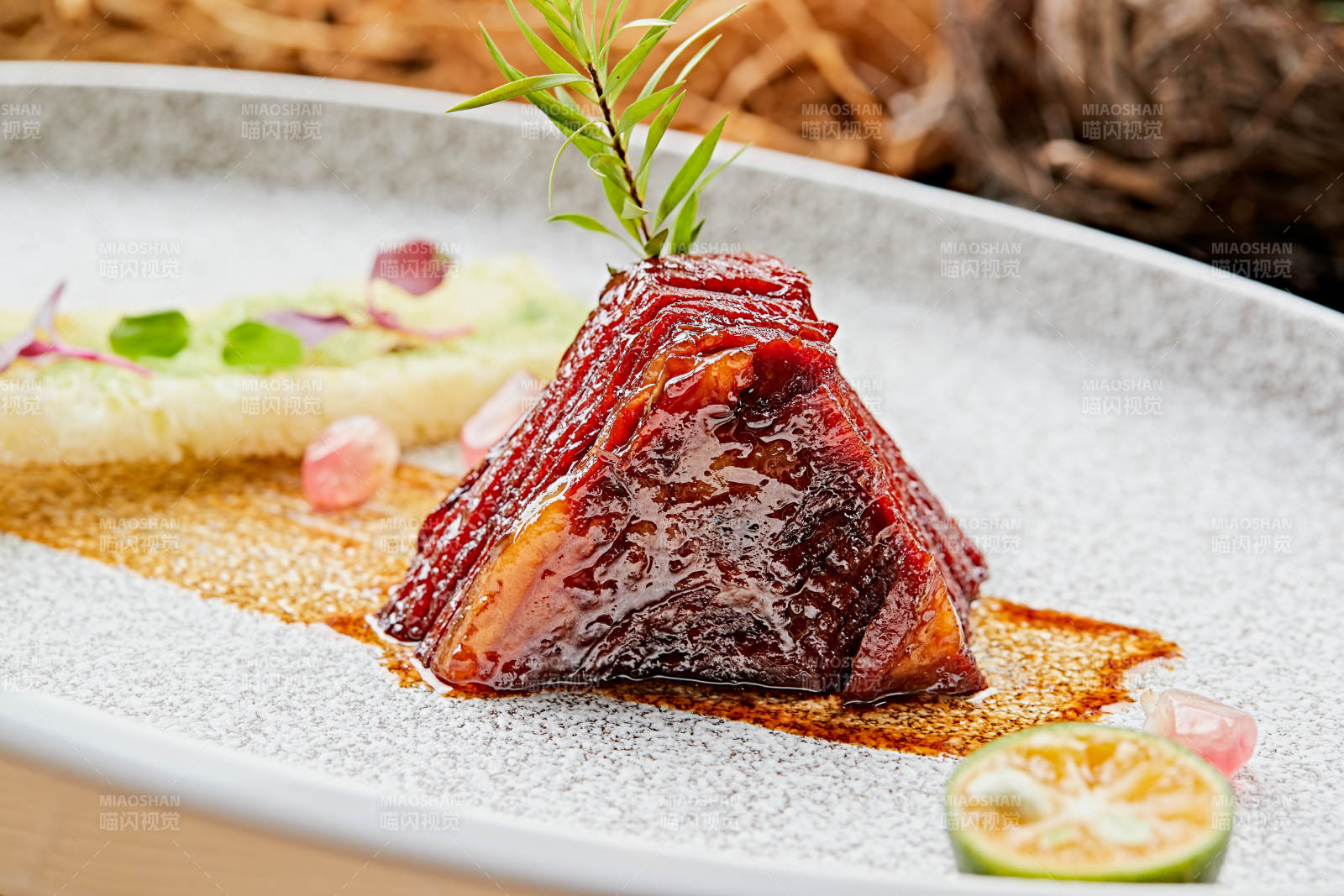 XO酱香和牛粒图片