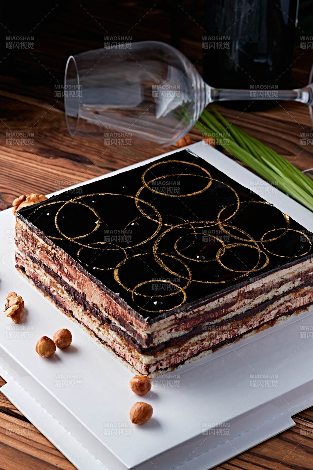 比利黑巧克力鲜奶慕斯杏仁蛋糕图片