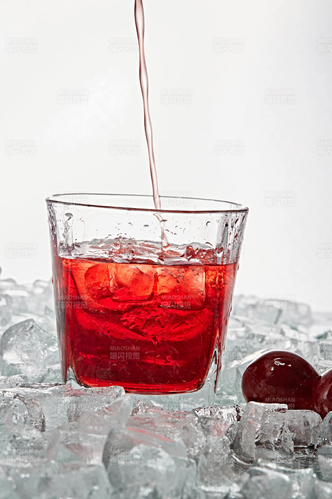 布满冰块的酒杯中的清凉桃子味预调酒图片