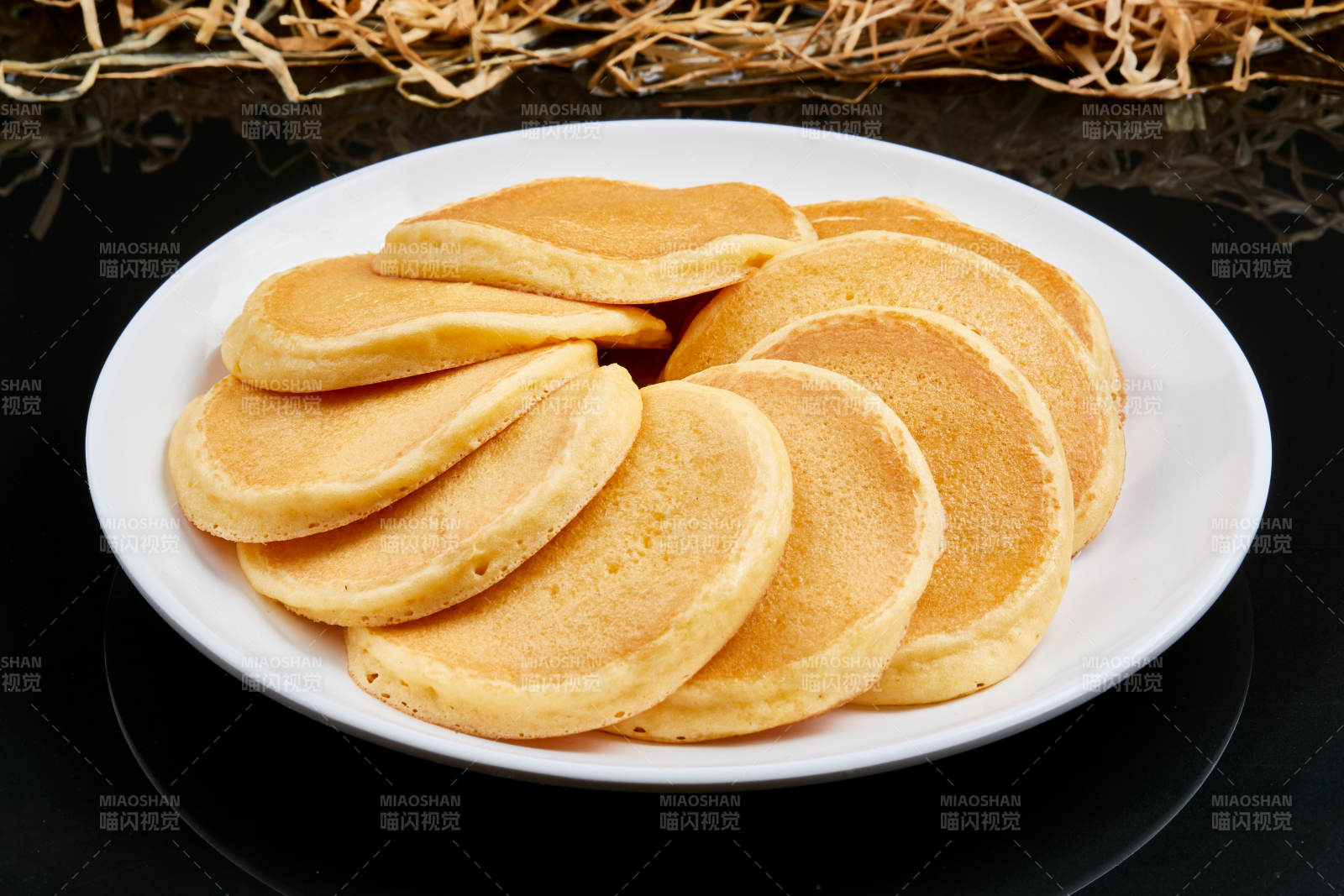 白色瓷盘装的香煎玉米面鸡蛋滩簧饼图片