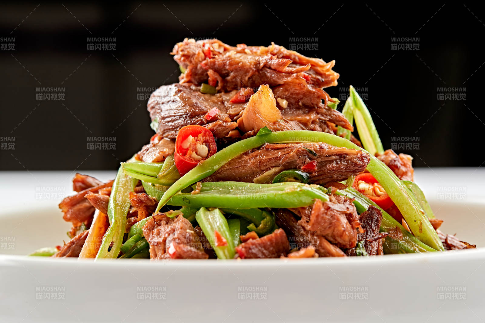 白色瓷碗装的湘味小炒黄牛肉图片