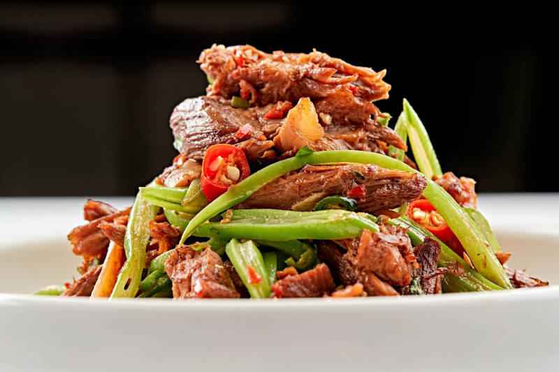 白色瓷碗装的湘味小炒黄牛肉图片