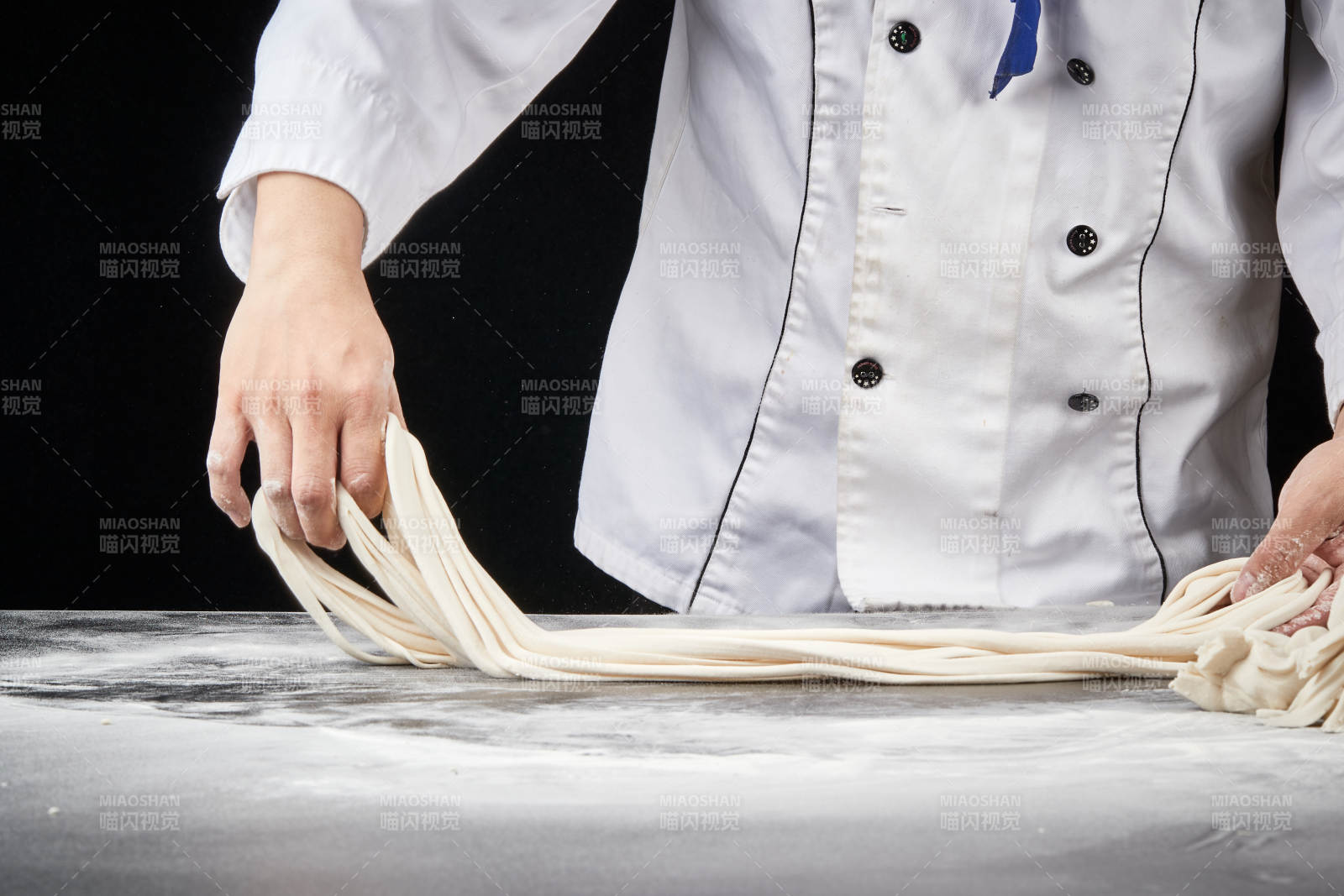 技艺精湛的拉面师在展示拉面制作图片